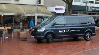 Ein Bus wird kommen: Die 2016 gegründete VW-Tochter Moia testet selbstfahrende Beförderungssysteme. Doch die Ergebnisse führen noch nicht zur flächendeckenden Umsetzung. (Bild: sp-x)