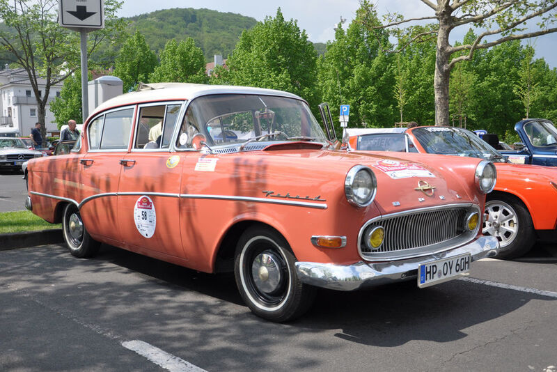 Die 180 Teilnehmer versammelten sich mitten in der Kurstadt Bad Kissingen, hier ein Opel Rekord aus dem Jahr 1960. (Foto: Grimm/Dominsky)
