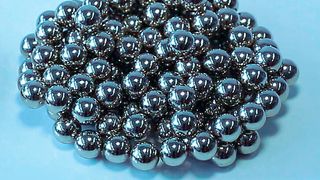 Amorphe Metalle oder metallische Gläser können auch im Spritzguss und der Additiven Fertigung verarbeitet werden. (Heraeus)