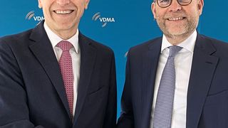 Dr. Klaus-Dieter Rosenbach (l.) hat am Dienstag sein Amt als Vorstandsvorsitzender des VDMA-Fachverbands Fördertechnik und Intralogistik an Gordon Riske übergeben. (VDMA)