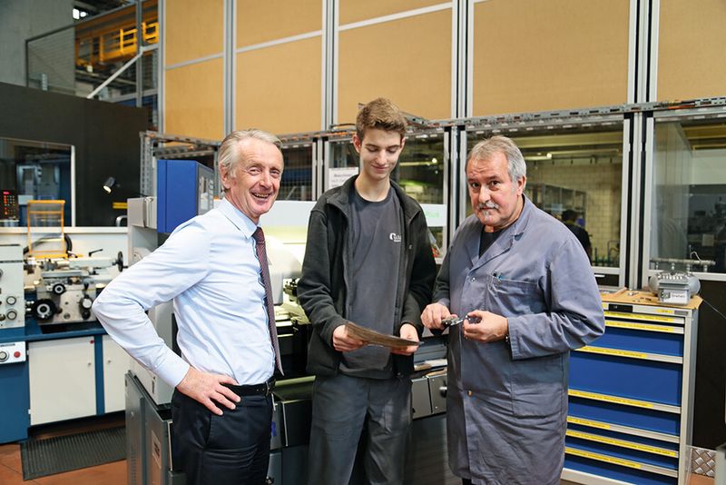 Erich Schmid gemeinsam mit Jakob Schmidt, Polymechaniker-Lehrling, und Ueli Graf, Leiter Lehrwerkstatt: «Das duale Ausbildungssystem ist einer der Schweizer Erfolgsfaktoren.» (Bild: M. Böhm)