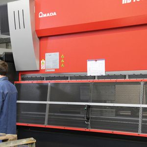 Der Bediener kann neue Abkantwerkzeuge einfach auf Knopfdruck von der Maschine rüsten lassen.(Bild:  Itasse)