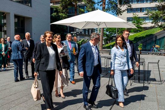 Die deutsche Wirtschaftsministerin Katherina Reiche und Staatssekretärin Martina Hirayama treffen ein.(Bild:  imagis / ETH Zürich)