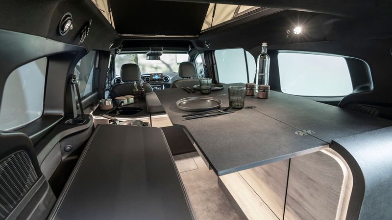 Der EQT-Marco Polo hat eine Kücheneinheit mit Induktionsherd, Kühlbox, Tanks für Frisch- und Grauwasser, Staufächer, Tisch sowie Sitzmöglichkeiten für vier Personen an Bord. (Bild: Mercedes-Benz)