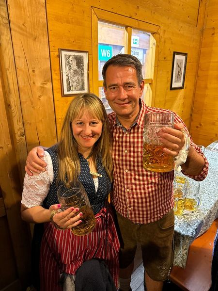 Björn Kaun (Lenovo) feiert heute mal mit seiner Schwester Jana Kaun (iTV). (Bild: Vogel IT-Medien GmbH)