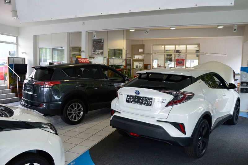 Noch ist der Showroom des Autohauses sehr beengt, doch in Kürze startet der Ausbau des Betriebs. (Achter/»kfz-betrieb«)