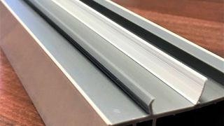 Noch ein Beispiel für ein tri-extrudiertes Kunststoffprofil von SLS, das mit mehreren, sich abwechselnden Hart-Weich-Komponenten und elastischen Abschnitten versehen ist.  (Bild: SLS Kunststoffverarbeitung)