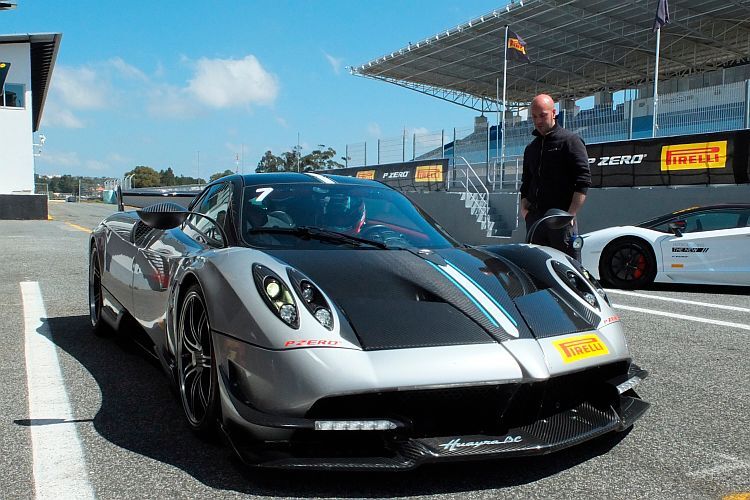 Bei der Präsentation des neuen P Zero hatte Pirelli mehrere beeindruckende Supersportwagen dabei, darunter den Pagani Huayra. (Foto: Rosenow)