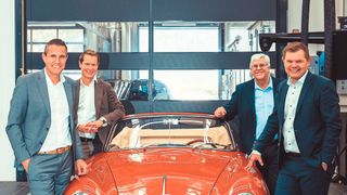 Freuen sich auf die gemeinsame Zukunft von und mit Jensen Classic: Die Brüder Gerald (vo. l.), Dieter (hi. l.) und Fritz junior (vo. r.) sowie Helge Jensen (hi. r.). (Bild: ofp kommunikation)