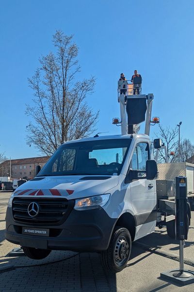 Hoch hinaus kann man mit der Hubarbeitsbühne von Ruthmann, aufgebaut auf einem Mercedes-Benz Sprinter der dritten Generation. (Bild: Simon – VCG)