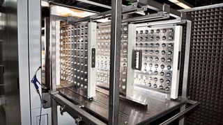 Das ist die Niederdruckplasma-Anlage am Fraunhofer-IFAM mit schnell austauschbaren Elektrodensystemen, die gleichzeitig als Warenträger fungieren. Damit applizieren die Forscher ihre PFAS-freien Plaslon-Schichten. (Bild: Fraunhofer-IFAM)