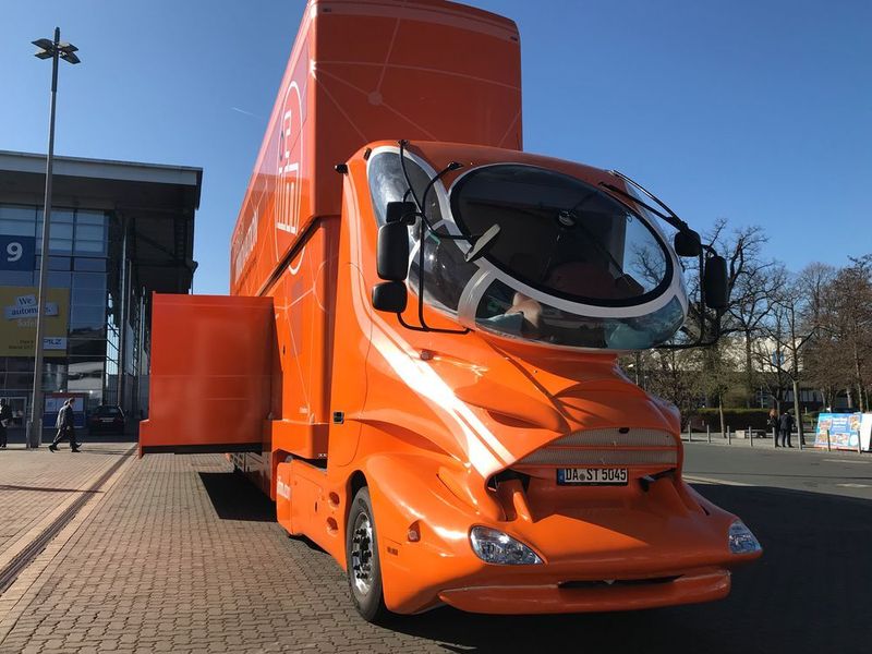 Truck von IFM auf dem Außengelände vor der Halle 9. (U. Drescher/konstruktionspraxis)