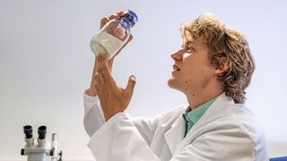 Lukas Gerken will die klinische Anwendung von Metalloxid-Nanopartikeln in der Strahlentherapie voranbringen.  (Bild: Empa)