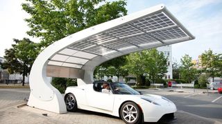 Mit einem neuen Solar-Carport wird der Pkw-Stellplatz zum Ökostromlieferanten, an dem Designer und (Elektro-)Autobesitzer gleichermaßen ihre Freude haben dürften.  (Bild: Evonik)