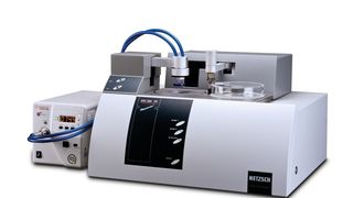 Abb.1: Netzsch-DSC 204 F1 Phoenix mit Probenwechsler und Quecksilberdampflampe Omnicure 2000. Es können jedoch verschiedene kommerzielle UV-Lampen eingesetzt werden. (Bild: Netzsch)