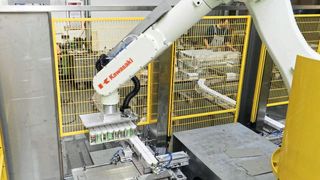 Die für einen Gewürzhersteller entwickelte Doppelpalettierzelle der Firma Ecoma Maschinenbau setzt auf einen Kawasaki Roboter RD80N. (Bild: Kawasaki Robotics)