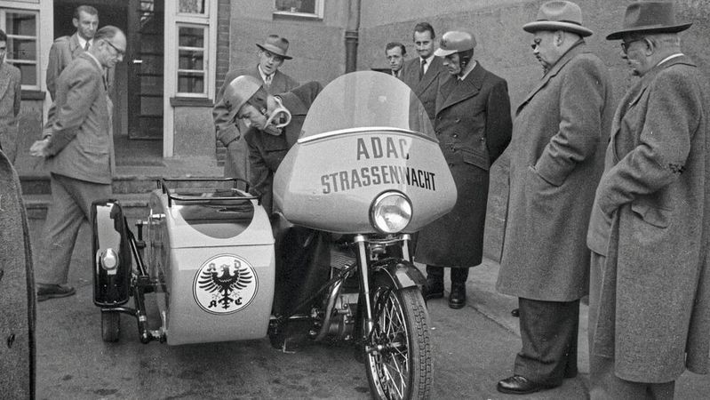 Das ADAC Straßenwacht Gespann Nummer 1, hier noch ohne Spiegel und ohne Erste-Hilfe-Zeichen auf dem Windschild. (Bild:  ADAC)