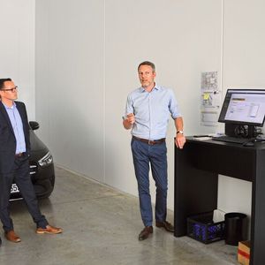 Beresa-Geschäftsführer Thomas Ulms führte die Jury des Digital Automotive Awards 2020 durch das Airport-Center, erläuterte vor allem aber auch die datengetriebene Strategie seines Unternehmens.(Bild:  Achter/»kfz-betrieb«)