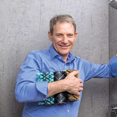 Einiges Entwicklungs-Know-how von Bruno Oberli und seinem Team floss in die Entwicklung der Massagebürste, die Herstellung der Borsten und deren Anordnung. Die Bürsten werden in verschiedenen Varianten mit unterschiedlichen Bürstenstärken angeboten.  (Bild: Aglaja)