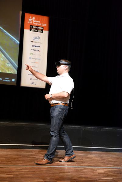 Manfred Helber von Microsoft stellt dem Publikum die Möglichkeiten der Mixed-Reality-Brille HoloLens vor (Extra Comouter)