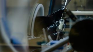 Die Verbindungen werden in einer sogenannten Glovebox verarbeitet, um Luft und Feuchtigkeit auszuschließen. (Bild: RUB, Marquard)