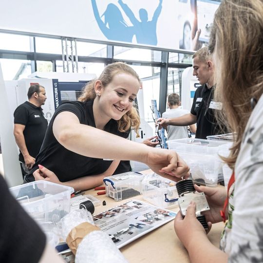 Die diesjährige AMB rückt die Fachkräftesicherung in den Fokus. Mit einem umfangreichen Rahmenprogramm werden Nachwuchstalente und Innovationen gefördert. Highlight der Messe ist der neue AMB Award, der herausragende Produkte und Technologien in der Branche würdigt.(Bild:  Landesmesse Stuttgart GmbH)
