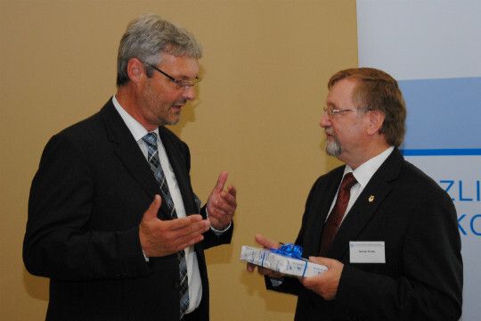 Erklärungsbedürftig: Die beiden ZDK-Geschäftsführer Ulrich Dilchert (li.) und Günter Knoke. (Foto: Baeuchle)