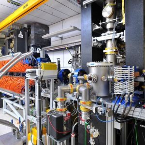Die Terahertz-Quelle TELBE im ELBE-Zentrum für Hochleistungs-Strahlenquellen des HZDR sendet starke Terahertz-Felder mit hoher Wiederholrate aus, deren Eigenschaften sich präzise an experimentelle Anforderungen anpassen lassen.