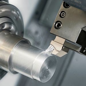 Was Konstrukteure bevorzugen, bedeutet für Fertigungsbetriebe einigen Aufwand: Titan ist zäh, hochfest und beständig gegen Korrosion. 