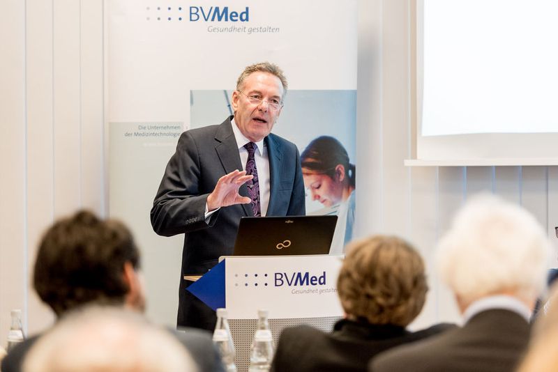 „Generell ist davon auszugehen, dass die Fallzahlen in der Medizintechnik durch die demografische Entwicklung und den medizintechnischen Fortschritt weiter zunehmen. Eine ausreichende Vergütung ist daher unabdingbare Voraussetzung für die Medtech-Unternehmen und für die qualitative Versorgung der Patienten“, sagt BVMed-Geschäftsführer und Vorstandsmitglied Joachim M. Schmitt. (Bild: BVMed)