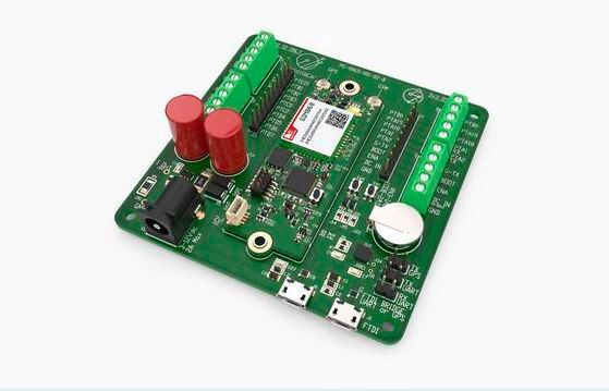 Thingstream präsentierte auf dem IoT Solutions World Congress 2017 in Barcelona erstmals sein IoT-Starter-Kit. Mit diesem sollen Hersteller von Endgeräten schnell und günstig Produkte entwickeln können, die sich problemlos weltweit vernetzen lassen. Das Starter-Kit von Thingstream (Myriad Group) basiert auf GSM-Konnektivität - ohne dabei auf SMS oder eine Mobilfunk-Datenverbindung angewiesen zu sein. Die Lösung von Thingstream setzt auf USSD-Messaging durch GSM-Netze, wodurch sich nicht nur die Komplexität in Sachen Roaming vermindert, sondern auch der Energie- und Platzbedarf.  (Bild: Thingstream)