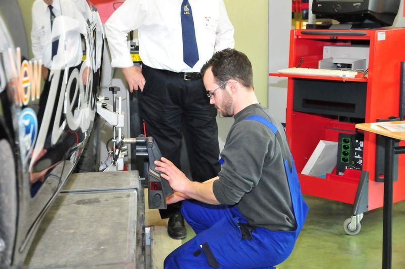 Der deutsche Sascha Nink bei der Fahrwerksvermessung. Er wird die deutschen Kfz-Mechatroniker im September beí der Berufsweltmeisterschaft in Kanada vertreten. (Archiv: Vogel Business Media)
