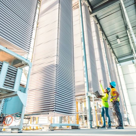 Eine kommerzielle Anlage von Heirloom Carbon Technologies. In so genannten Luftkontaktoren wird CO₂ aus der Atmosphäre abgeschieden.(Bild:  Heirloom Carbon Technologies)