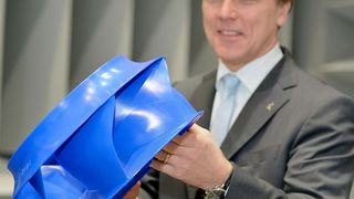 Vorstandsvorsitzender Peter Fenkl präsentiert den neuen Radialventilator ZAvblue, eine gemeinsame Entwicklung von Experten unterschiedlicher Fachrichtungen. (Bild: Ziehl-Abegg)