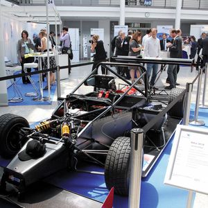 Der Cluster-Kongress gab Einblick in die Tätigkeit der 19 Cluster. Die begleitende Ausstellung wartete mit faszinierenden Exponaten auf wie diesem Carbonrennwagen.