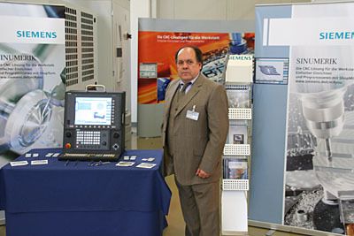 Michael Kuehn, Anwendungsberater der Siemens AG, beantwortete Fragen rund um die Siemens-CNC. (Archiv: Vogel Business Media)