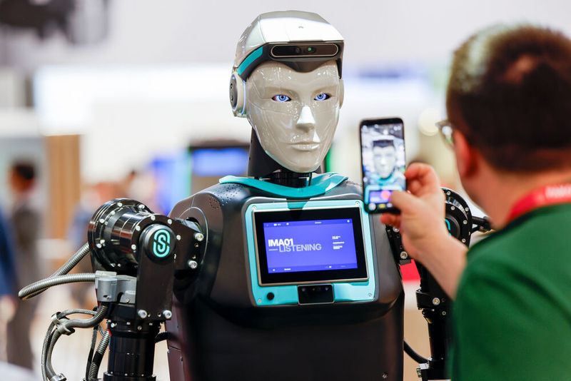 Auf fast 5.000 m² zeigte IMA in den Bereichen Pharma, Food, Kosmetik und E-Commerce über 30 Maschinen live. Eine Show mit verschiedenen (humaoiden) Robotern zog große Aufmerksamkeit auf sich. Wo diese neuen Technologien wohl in Zukunft Anwendung finden? (Bild: Messe Düsseldorf / Tillmann)
