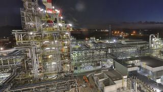 Der Produktionskomplex für Acrylsäure, Butylacrylat und Superabsorber der BASF in Camaçari im Bundesstaat Bahia/Brasilien. Es handelt sich dabei um die ersten Anlagen für Acrylsäure und Superabsorber in Südamerika. (Bild: BASF)