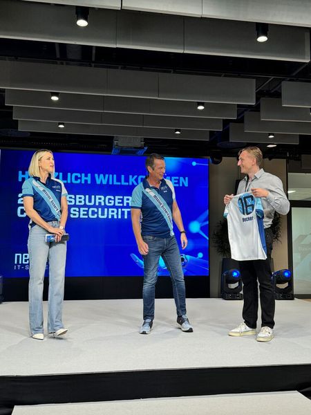 Einer der Hauptsponsoren, Thomas Becker (r.), Barracuda freut sich über das netz16 Team Trikot. (Bild: Vogel IT-Medien GmbH)