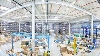 Mit den Behälter- und Regallösungen von Bito kann Kühne + Nagel die Fläche optimal nutzen, so die Unternehmen. (Bild: Bito)