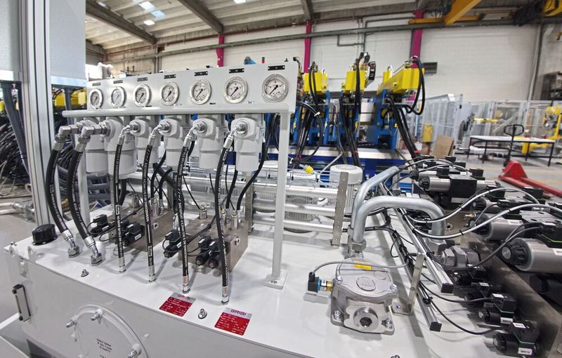 Die GRIBI-Hydrauliksteuerung wurde spezifisch auf diesen Prozess hin ausgelegt und baut äusserst kompakt. (Bild: Matthias Böhm)