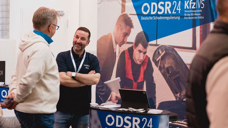Als DSR24-Mitglied ist der Sachverständige Teil eines starken Netzwerkes aus Experten für die Schadenregulierung. Sein Vorteil: Aufträge für Gutachten erhält er einfach und schnell über ein Online-Portal. Ebenso einfach übermittelt der Sachverständige seine Gutachten an die Werkstatt und den Rechtsanwalt per Mausklick. (Bild: Stefan Bausewein)