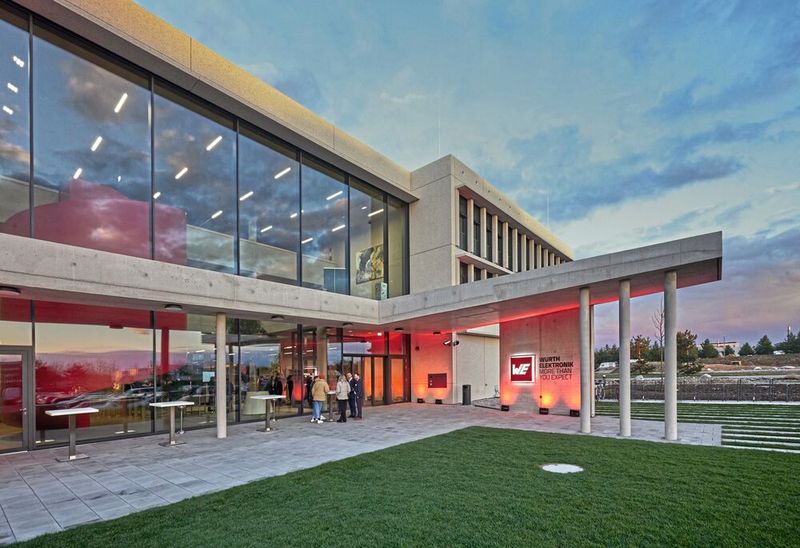 Bild 2:  Zum Jahreswechsel 2022/2023 wurde das neue High-Tech-Innovation Center (HIC) in München-Freiham bezogen und bietet dort neben Büroarbeitsplätzen auch ein Testfeld mit EMV-Kammer. Das HIC bietet derzeit Platz für 250 Beschäftigte. (Bild: FloHagena/fotolevel)