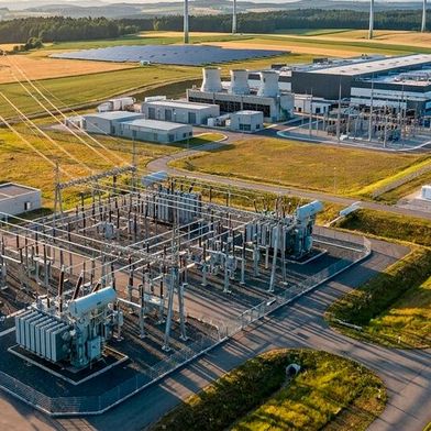 Flexible Netzanschlüsse ergänzen den Netzausbau: Sie schaffen keine neue Stromerzeugung, können aber vorhandene Netzkapazitäten gezielter nutzen und so zusätzliche Rechenzentrumsleistung ermöglichen. (Bild: Gemini / KI-generiert)