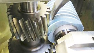 Wälzschleifen eines Zahnrades mit Störkontur, in diesem Beispiel ein benachbartes Zahnrad. (Kapp Niles)