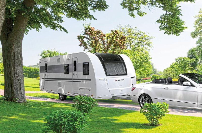 Ebenfalls ungewöhnlich präsentiert sich der neue Adria „Adora 673 PK“ mit zwei separaten Eingängen. (Bild: Adria)