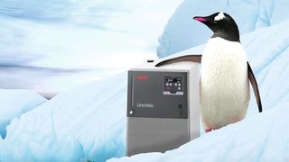 Umwälzkühler als kostensparende und umweltverträgliche Kühllösung im Forschungslabor (Huber; ©MyWorld - stock.adobe.com [M] GötzelHorn)