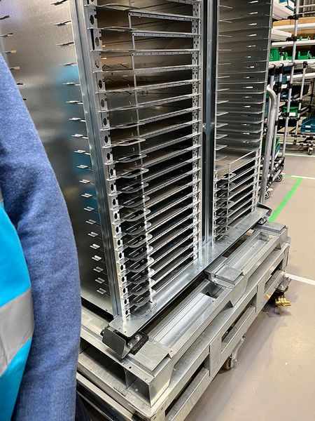 Die fertigen Chassis warten darauf, mit Komponenten bestückt zu werden. (Bild: ewg / Vogel IT-Medien GmbH)