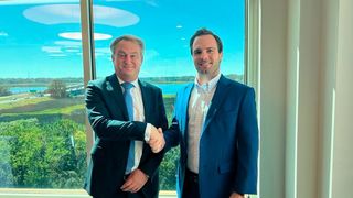 Handshake: Eric van Rikxoort (l.), der neue Standort-Chef von Identpro in Charleston, und Joe Affsprung, Global Business Development Manager bei der Charleston Regional Development Alliance. (Bild: Identpro)