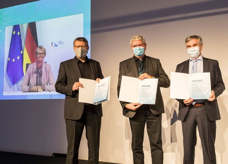 Handover of subsidy note for phase 2. From L-R: Anja Karliczek, Federal Minister for Education and Research and two Carbon2Chem project coordinators: Prof. Dr.-Ing. Görge Deerberg, deputy institute director Fraunhofer Umsicht and Prof. Robert Schlögl, Director Max-Planck Institute for Chemical Energy Conversion. (Fraunhofer UMSICHT/Paul Hahn)